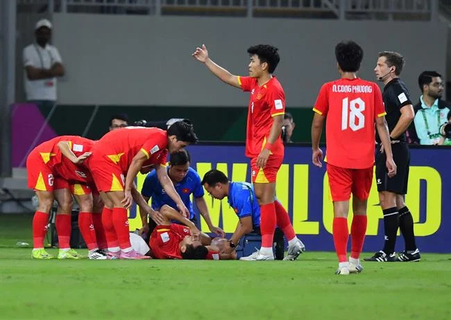 Người chơi đang xem xét điều khoản dịch vụ trên thiết bị di động, nhấn mạnh trách nhiệm cá nhân và sự công bằng